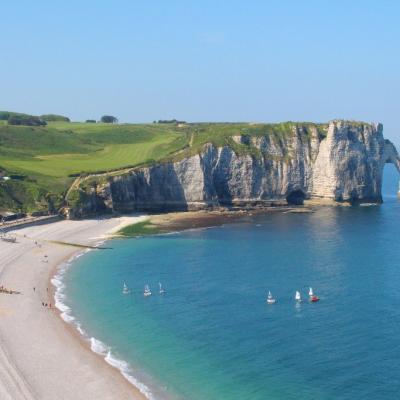 Les Falaises d'Etretat et l'Aiguille creuse 