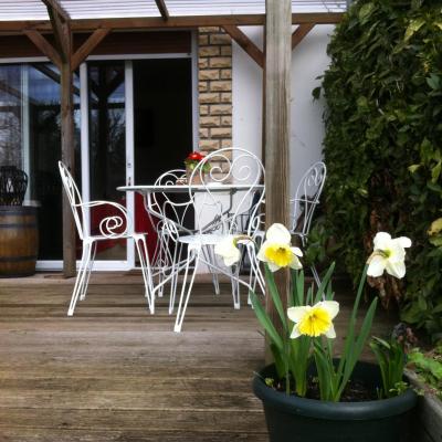 une terrasse pour un petit déjeuner au soleil 