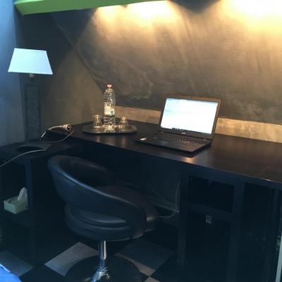 un coin bureau avec wifi